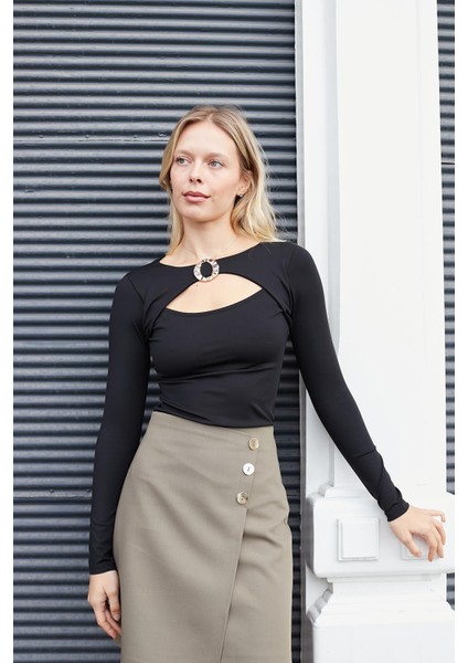 Kadın Likralı Esnek Kumaş Geniş Sıfır Yaka Önü Aksesuarlı Dekolteli Bluz-Siyah fiyatları