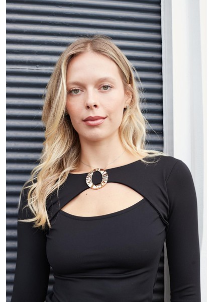 Kadın Likralı Esnek Kumaş Geniş Sıfır Yaka Önü Aksesuarlı Dekolteli Bluz-Siyah modelleri