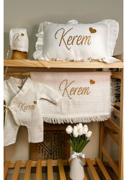 Isimli Nakışlı Müslin 4'lü Hastane Çıkış Seti ( Isme Özel Müslin Battaniye,isme Özel Yastık Kılıfı )