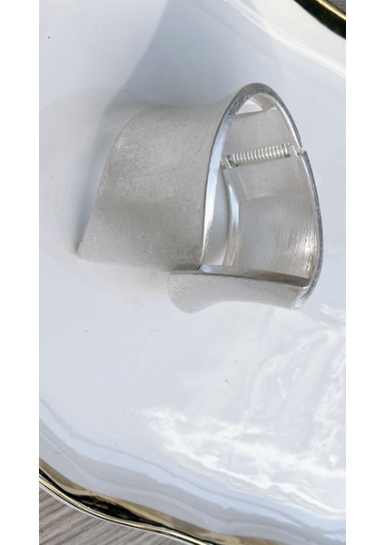 Sade ve Şık: Mat Gümüş Görünümlü Geniş Bileklik fiyatları