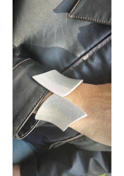 Sade ve Şık: Mat Gümüş Görünümlü Geniş Bileklik modelleri