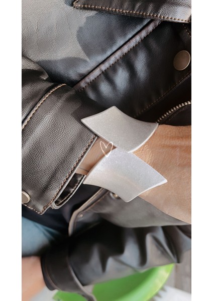 Sade ve Şık: Mat Gümüş Görünümlü Geniş Bileklik fırsatları