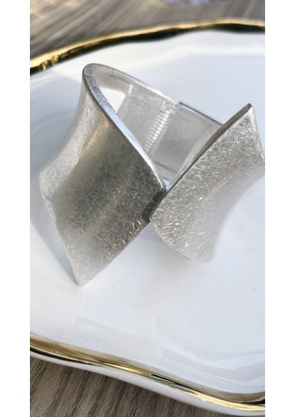 Sade ve Şık: Mat Gümüş Görünümlü Geniş Bileklik indirimleri