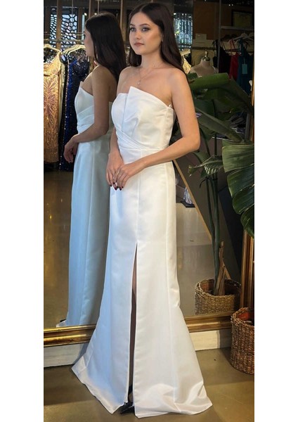 Beyaz Straplez Yaka Sırt Dekolteli Yırtmaçlı Düz Kesim Saten Uzun Abiye Elbise 11102-05 fiyatları