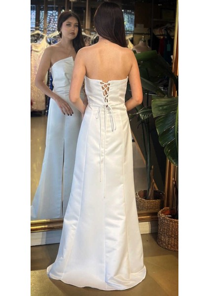 Beyaz Straplez Yaka Sırt Dekolteli Yırtmaçlı Düz Kesim Saten Uzun Abiye Elbise 11102-05 indirimleri