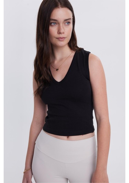 Kadın Slim Fit Dar Kesim V Yaka Sıfır Kol Pamuklu Ribanalı Siyah Bluz