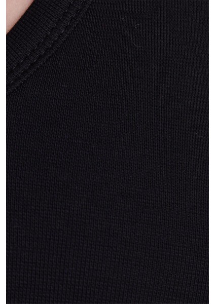 Kadın Slim Fit Dar Kesim V Yaka Sıfır Kol Pamuklu Ribanalı Siyah Bluz