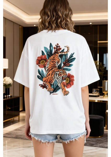 Wild Bloom Oversize T-Shirt – Gücün ve Zarafetin Çarpıştığı An Beyaz %100 Pamuk