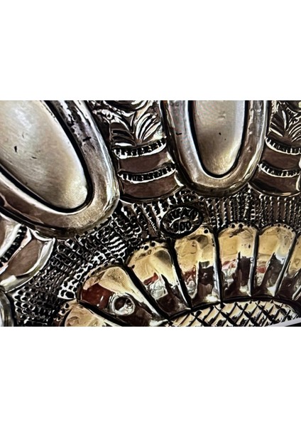 Gümüş Duvar Aynası 20,5 cm 15,5 cm Ölçülerinde - Kenarında Hafif Ezikler Mevcuttur fırsatları