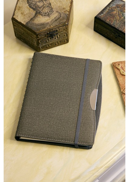 Kişiye Özel Gri Düz Vegan Deri Lastikli Gizli Spiralli 240 Sayfa Çizgili Not Defteri