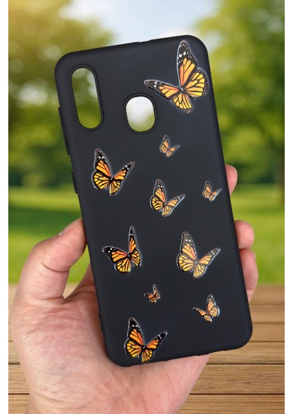 Samsung Galaxy A20 - Turuncu Kelebek Desenli Silikon Darbe Emici Klasik Korumalı Rubber Kılıf