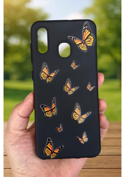 Samsung Galaxy A20 - Turuncu Kelebek Desenli Silikon Darbe Emici Klasik Korumalı Rubber Kılıf fiyatları