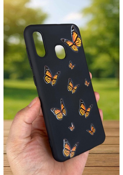 Samsung Galaxy A20 - Turuncu Kelebek Desenli Silikon Darbe Emici Klasik Korumalı Rubber Kılıf fırsatları