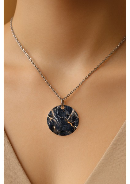 Şeffaf Sert Akrilik Kolye Ucu ve Üzeri Zincirli Desenli Kolye Aires