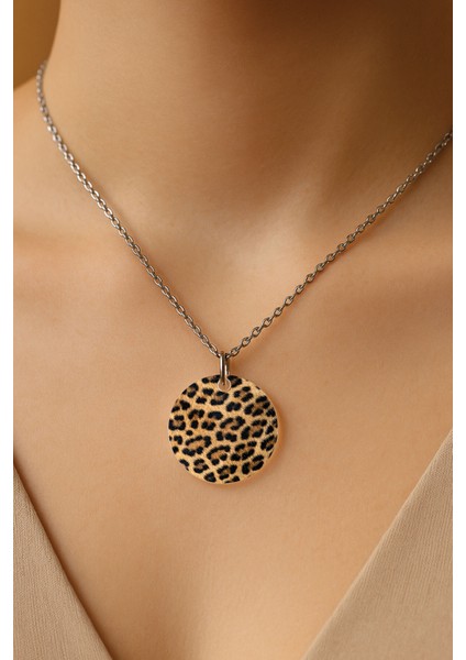 Şeffaf Sert Akrilik Kolye Ucu ve Üzeri Zincirli Desenli Kolye Leopar