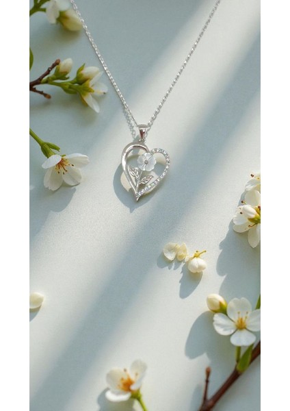 Beyaz Gül ve Kalp Detaylı 925 Ayar Gümüş Zarif Kolye | Aşk ve Zarafetin Simgesi