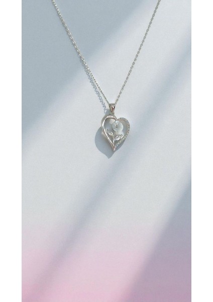 Beyaz Gül ve Kalp Detaylı 925 Ayar Gümüş Zarif Kolye | Aşk ve Zarafetin Simgesi fırsatları
