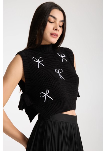 Kurdele Detaylı Triko Crop Süveter