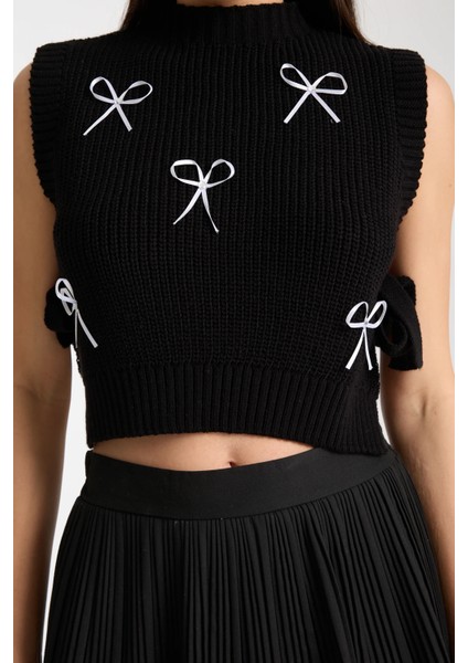 Kurdele Detaylı Triko Crop Süveter indirimleri