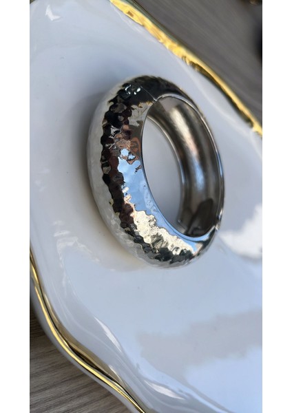 Tokmak Dövme Görünümlü Parlak Gümüş Rengi Kalın Kelepçe Bileklik fiyatları