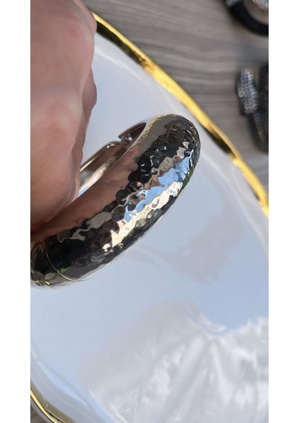 Tokmak Dövme Görünümlü Parlak Gümüş Rengi Kalın Kelepçe Bileklik modelleri