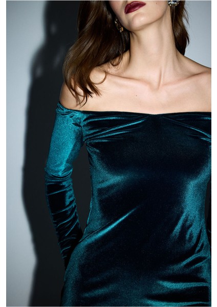 Omuzları Açık Kadife Elbise Yesil 12446046000 modelleri