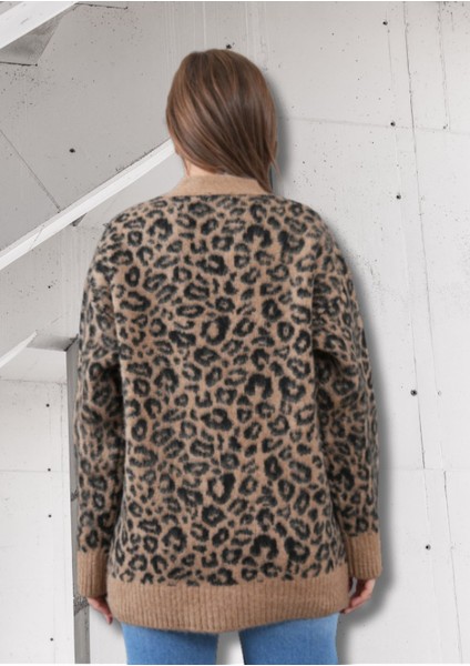 Kadın Leopar Desenli Standart Beden V Yaka Yumoş Hırka