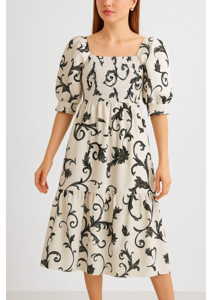 Önü ve Arkası U Kare Yaka Desenli Volanlı Lastikli Kısa Kol Göğsü Gipeli Elbise