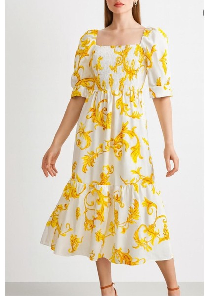 Önü ve Arkası U Kare Yaka Desenli Volanlı Lastikli Kısa Kol Göğsü Gipeli Elbise