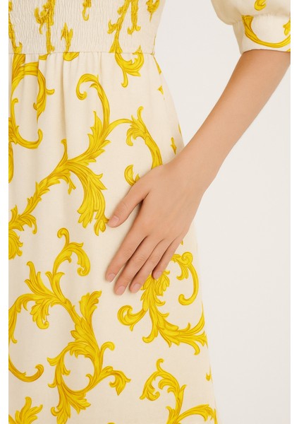 Önü ve Arkası U Kare Yaka Desenli Volanlı Lastikli Kısa Kol Göğsü Gipeli Elbise