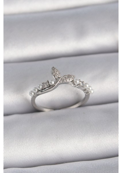 Pirinç Gümüş Renk Ayarlanabilir Zirkon Taşlı Balık Kuyruğu Inci Detay Model Kadın Yüzük - Lisinya