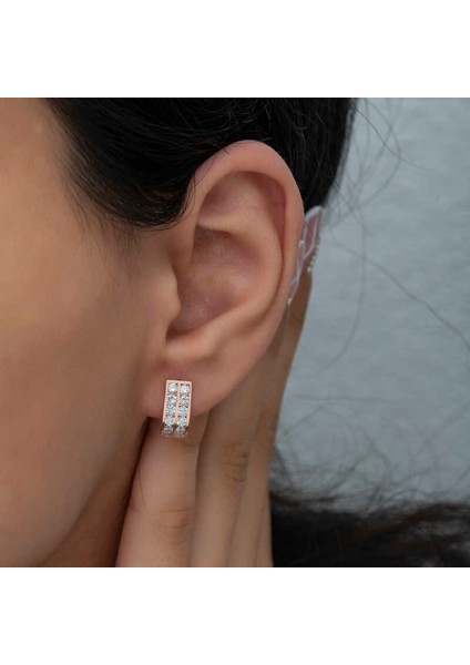 Gümüş Çift Sıra Beyaz Taşlı J Kadın Küpe fırsatları