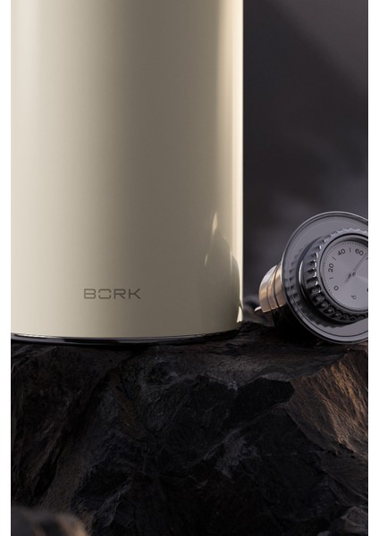 Tumbler HT816 Wt Paslanmaz Çelik Termos 1.6l Termometreli ve Manyetik Kapaklı modelleri