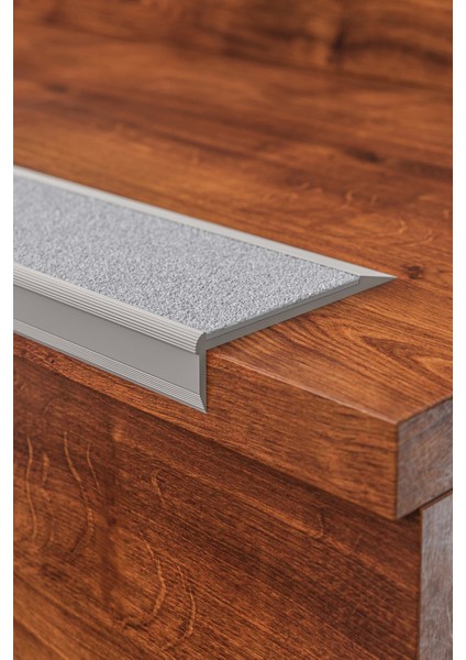 Kaydırmaz Aluminyum Basamak Köşe Profili (7 cm Genişlik x 1.7 cm Rıht x 2.5 M Boy, Açık Gri) fiyatları