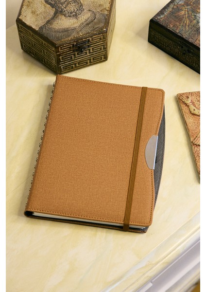 Kişiye Özel Kahverengi Düz Vegan Deri Lastikli Gizli Spiralli 240 Sayfa Çizgili Not Defteri