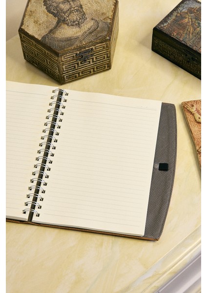 Kişiye Özel Kahverengi Düz Vegan Deri Lastikli Gizli Spiralli 240 Sayfa Çizgili Not Defteri fiyatları