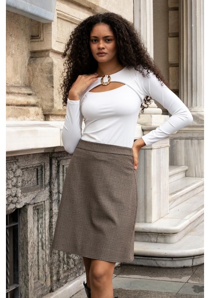 Kadın Likralı Esnek Kumaş Geniş Sıfır Yaka Önü Aksesuarlı Dekolteli Bluz-Krem