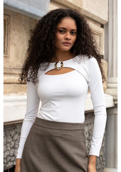 Kadın Likralı Esnek Kumaş Geniş Sıfır Yaka Önü Aksesuarlı Dekolteli Bluz-Krem fiyatları