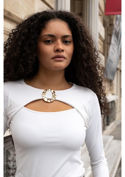 Kadın Likralı Esnek Kumaş Geniş Sıfır Yaka Önü Aksesuarlı Dekolteli Bluz-Krem modelleri