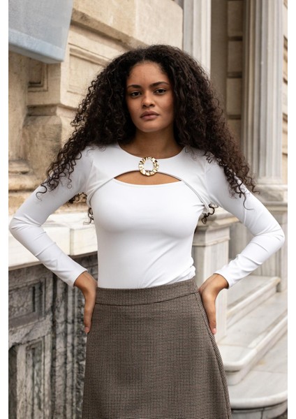 Kadın Likralı Esnek Kumaş Geniş Sıfır Yaka Önü Aksesuarlı Dekolteli Bluz-Krem fırsatları