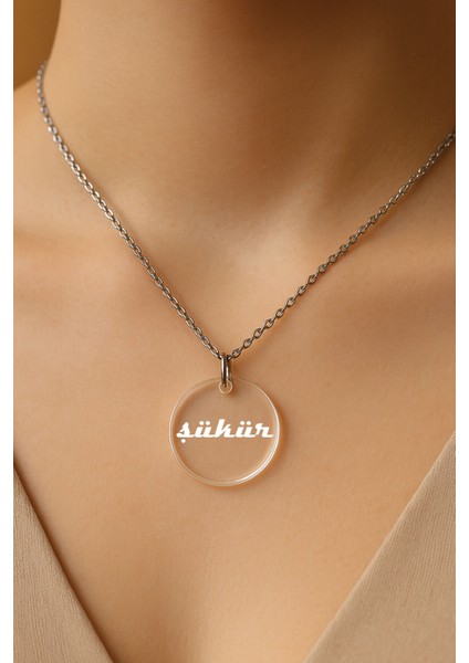 Şeffaf Sert Akrilik Kolye Ucu ve Üzeri Zincirli Desenli Kolye Şükür