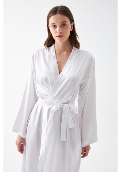 Kadın Uzun Beyaz Saten Sabahlık modelleri