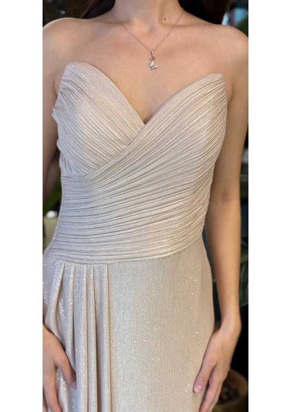 Gold Straplez Yaka Göğüs Dekolteli Düz Kesim Likralı Parlak Kumaş Uzun Abiye Elbise 11083-01 fırsatları