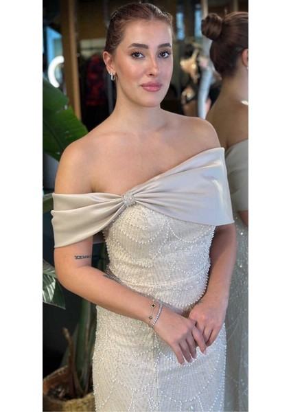 Pudra Renk Madonna Yaka Yırtmaçlı Düz Kesim Pullu Boncuklu Uzun Abiye Elbise 11029-05 modelleri