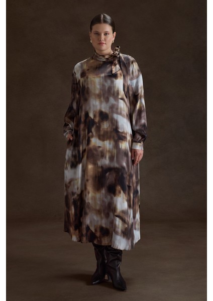 Desenli Yakası Bağcık Detaylı Viscon Elbise