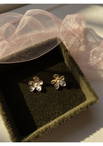 "şık Tasarımlı Kadın Küpe - Zirkon Taşlı, Hafif ve Modern"