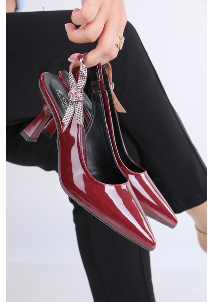 Sivri Burun Bordo Rugan Topuklu Ayakkabı – Işıltılı Taşlı Kurdele Detaylı