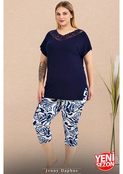 Lady Büyük Beden Çiçek Desenli Alt Dantel Yaka Kısa Kollu Kapri Pijama Takımı