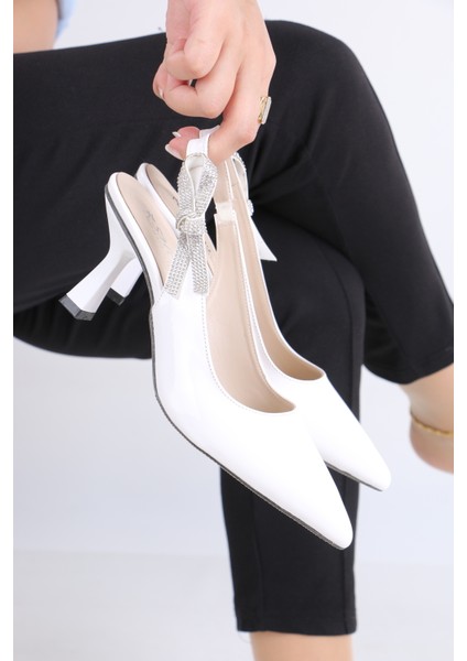 Sivri Burun Beyaz Rugan Topuklu Ayakkabı – Işıltılı Taşlı Kurdele Detaylı