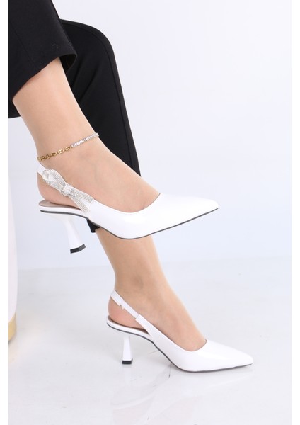 Sivri Burun Beyaz Rugan Topuklu Ayakkabı – Işıltılı Taşlı Kurdele Detaylı fiyatları